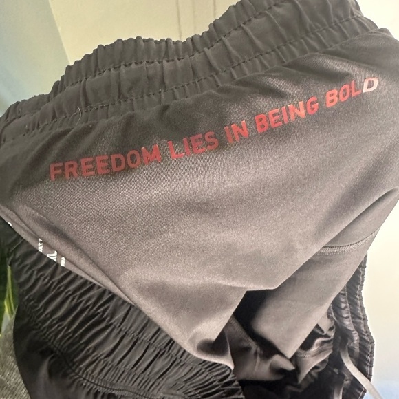 RHONE Men’s Shorts Size XXL Black 8” Zip Pocket Freedom Lies On Been Bold lined - Picture 9 of 15